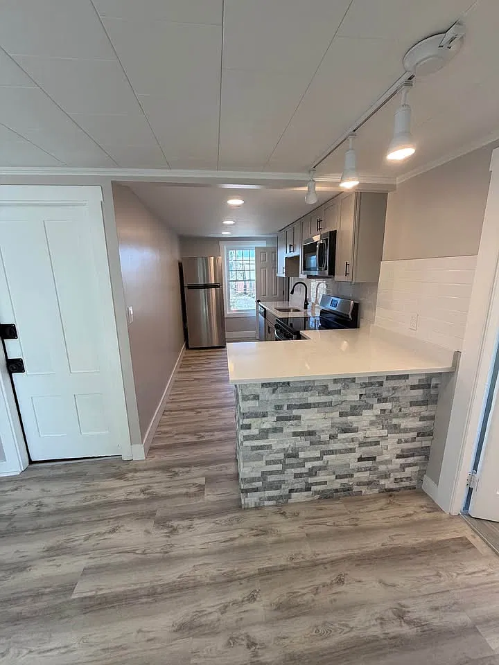 2 bed, $1,900 — Photo 2