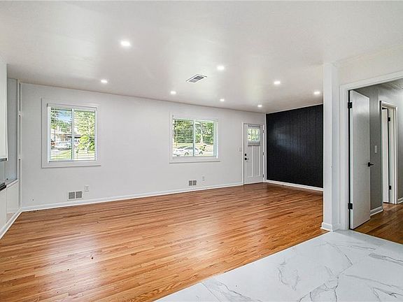 3rd image of 1595 Moncrief Cir