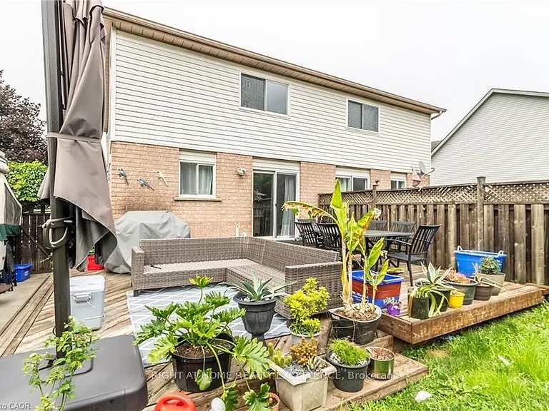 1007 Elgin St N — Photo 20