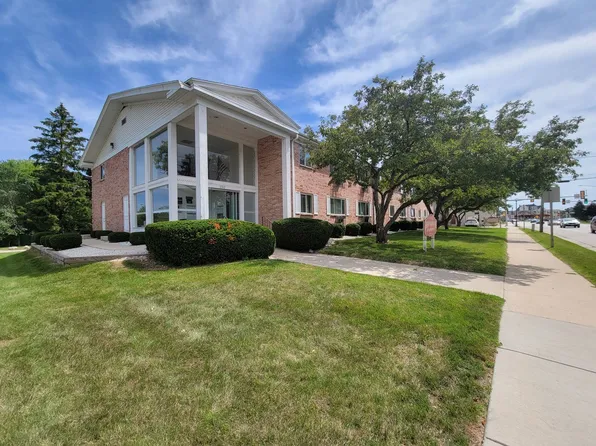 Heritage House Apartments, 150 E Dekora St, Saukville, WI 53080