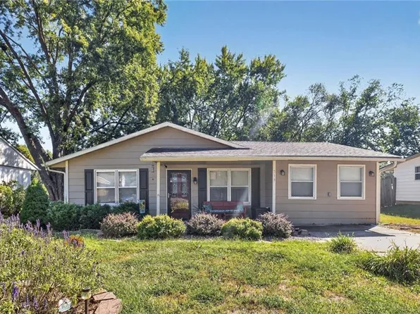 319 Holiday Dr, Lansing, KS 66043