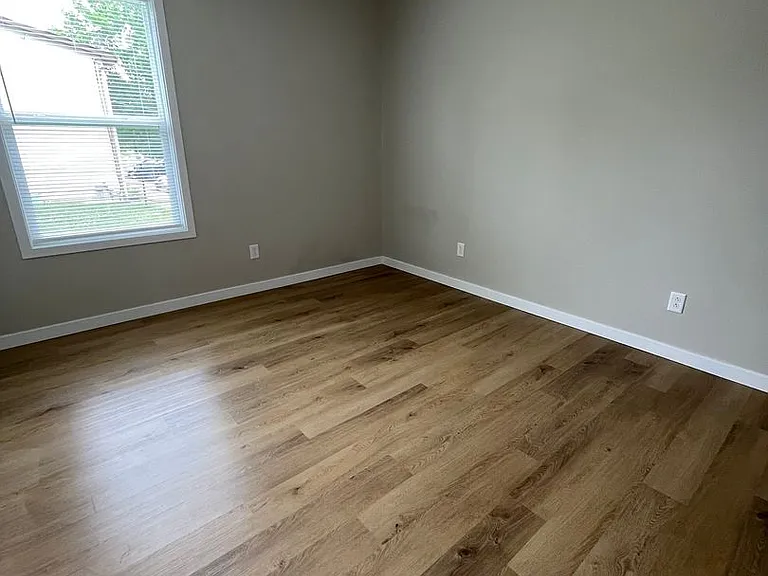 225-239 251 South Park — Photo 9