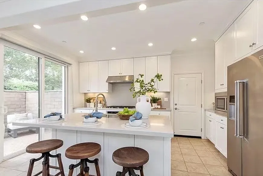 3 bed, 1695 sqft, $5,600 — Photo 3