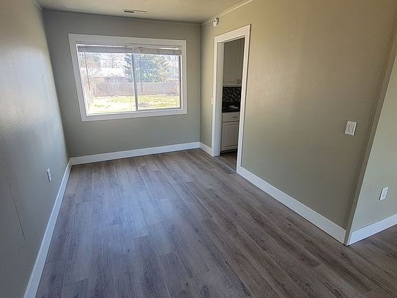 3rd image of 1408 Thayer Dr