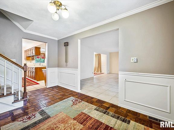 3rd image of 128 W Whitehall Ct