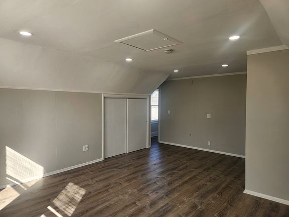 4th image of 423 Banta Ave