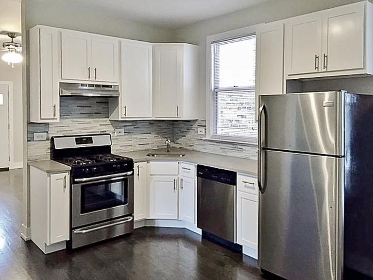3309 N Southport Ave — Photo 4