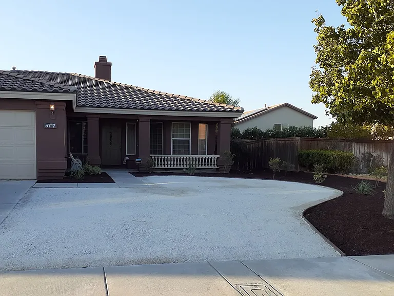 E Avenue R — Photo 1