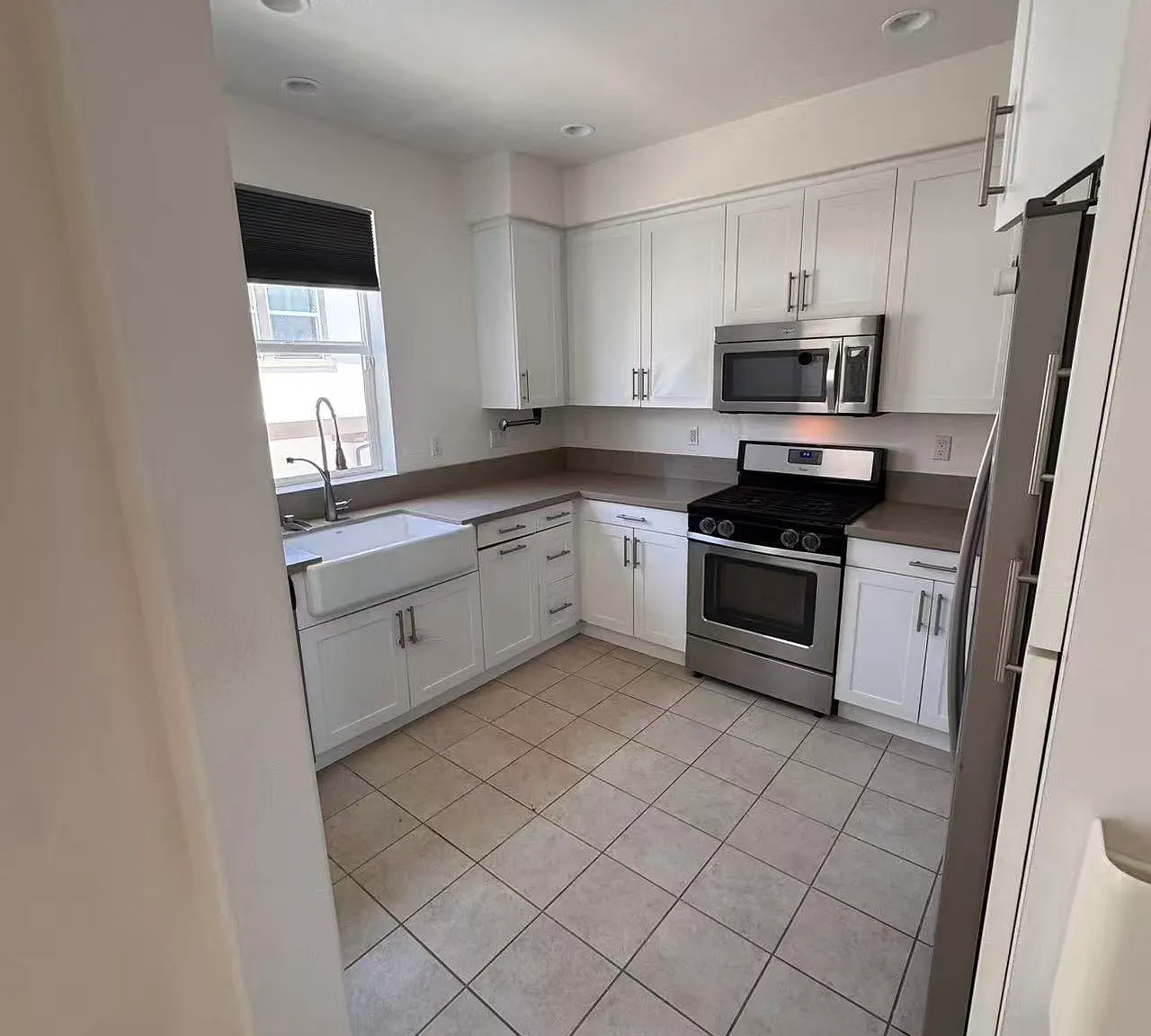 3 bed, 3.5 bath, 1620 sqft, $4,350 — Photo 2