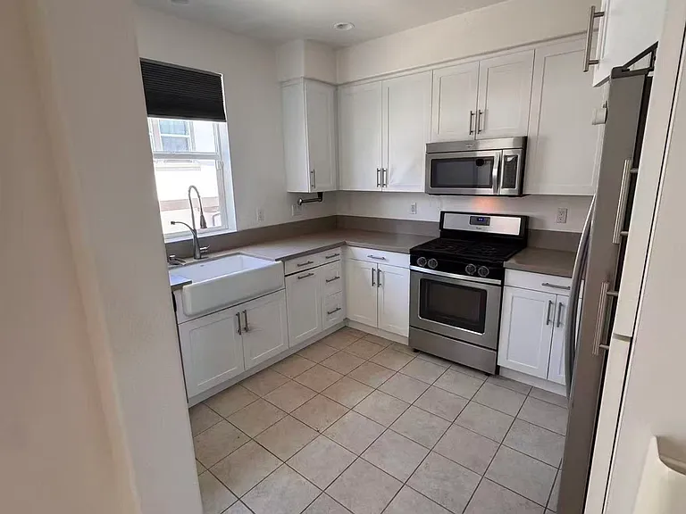 281 N Mar Vista Ave #11 — Photo 2