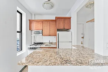 224 East 48th Street #5D image 1 of 6