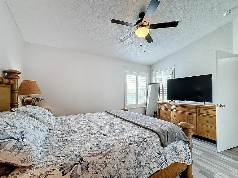 Queen Palms Ct — Photo 3
