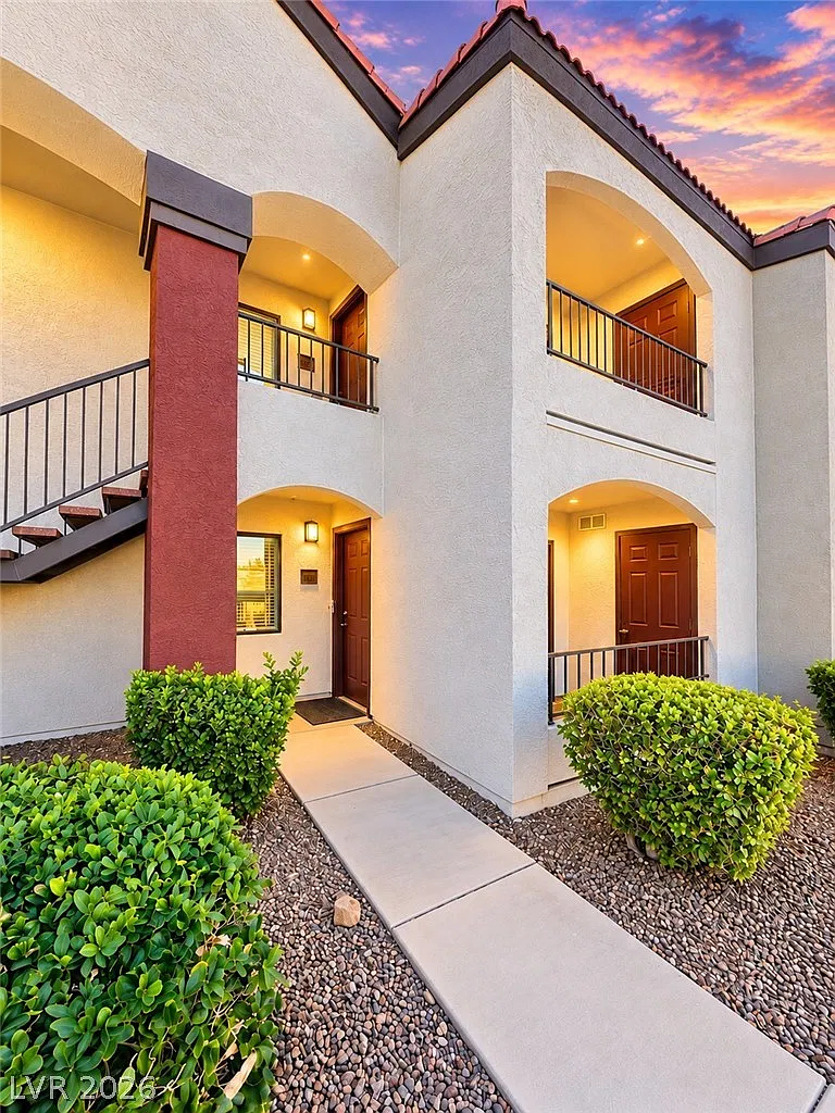 2 bed, 2.0 bath, 921 sqft, $1,350 — Photo 1