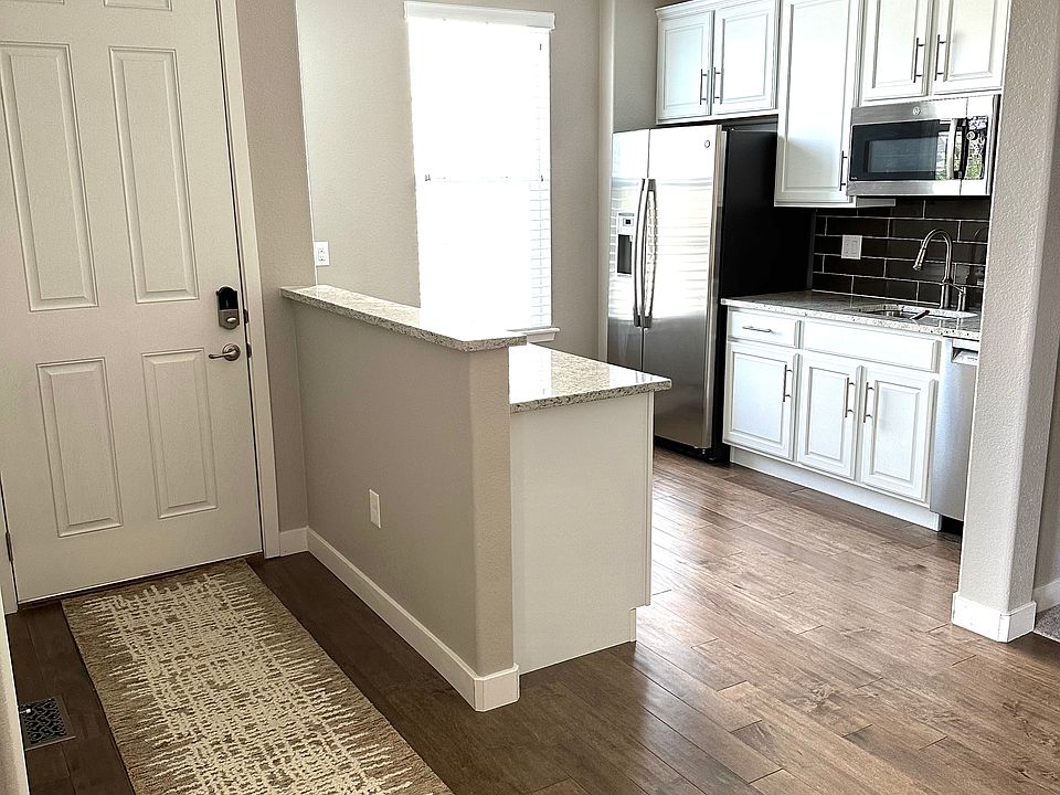 The kitchen package includes stainless steel appliances, gas stove, dishwasher, refrigerator, microwave with beautiful granite countertops, very bright and spacious. Plenty of counter space and cupboards.