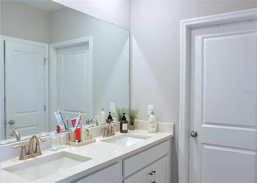 4 bed, 3.0 bath, 3313 sqft, $3,500 — Photo 3