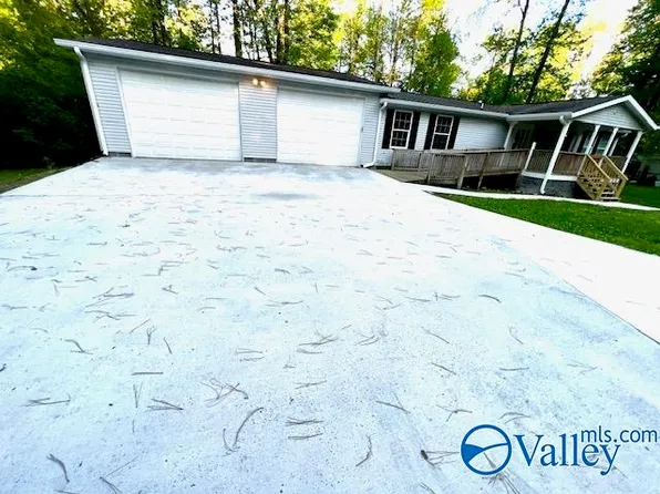 154 Oakwood Village Dr, Guntersville, AL 35976