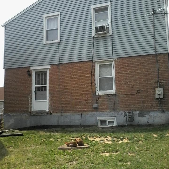 2nd image of 858 51st St NE