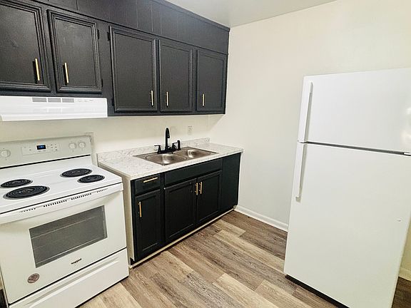 3rd image of 85 Green Meadow Ln #10