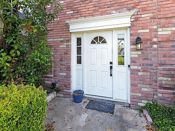 3rd image of 900 Oakcrest Cir