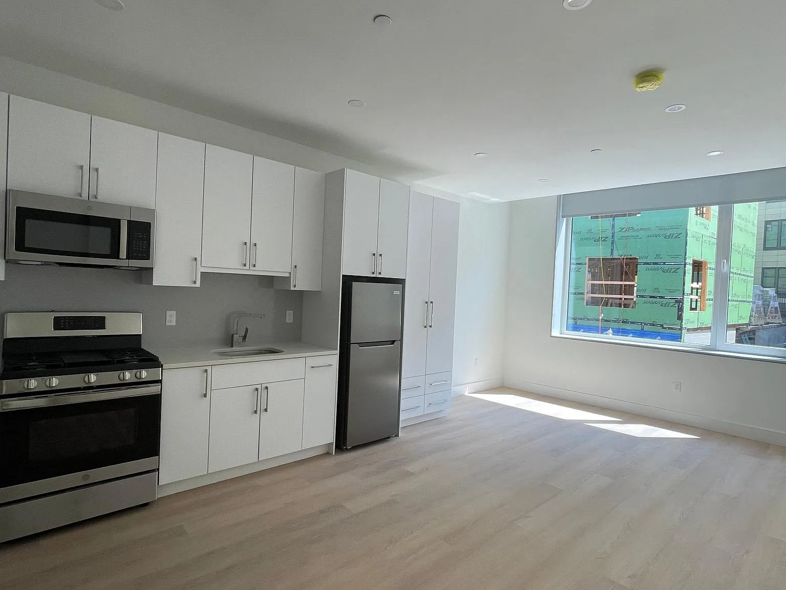 Studio, 399 sqft, $2,200 — Photo 2