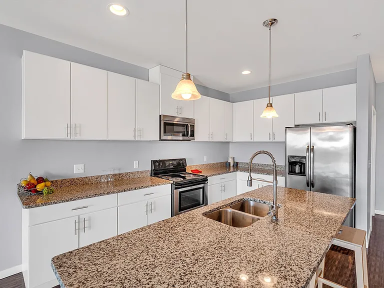 Waters Edge Apartments of Harbortown — Photo 8