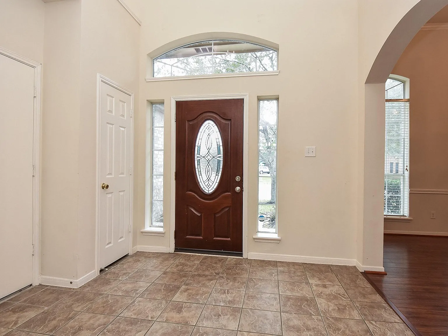 4 bed, 3.5 bath, 3335 sqft, $2,700 — Photo 4