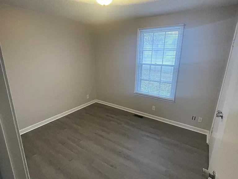 711 Shelton Cir — Photo 8