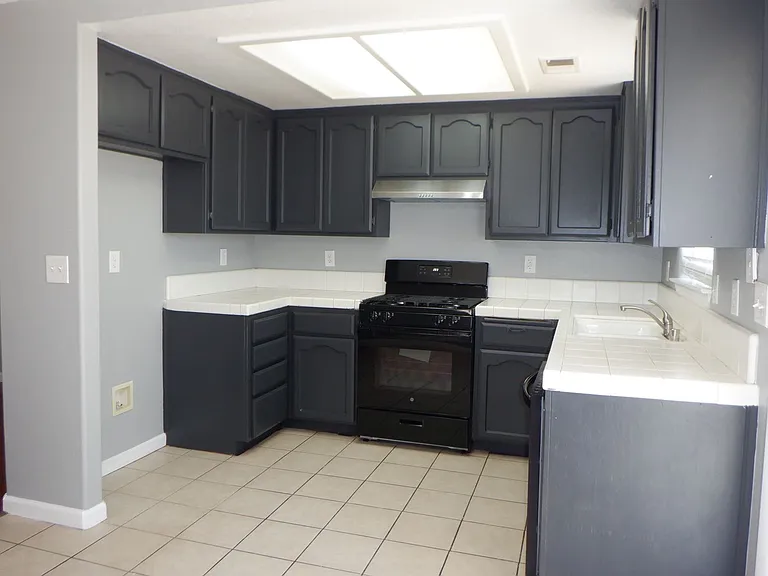 530 Las Colinas St — Photo 6
