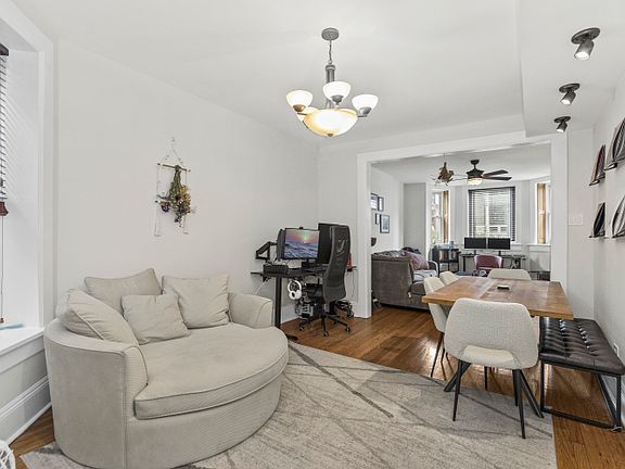 2nd image of 819 W Aldine Ave #1