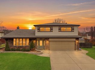 2126 E Waverly Ln, Arlington Heights, IL 60004