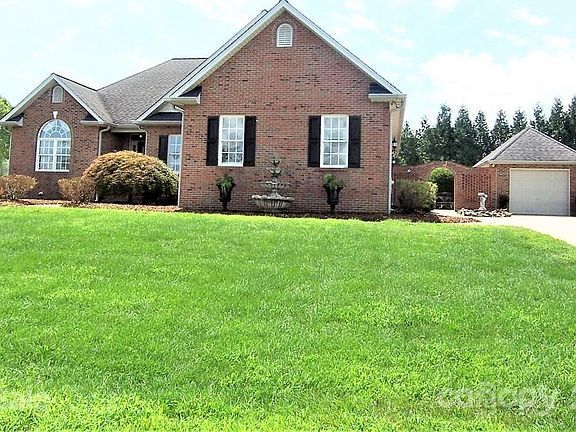 3rd image of 2601 Willow Brook Dr