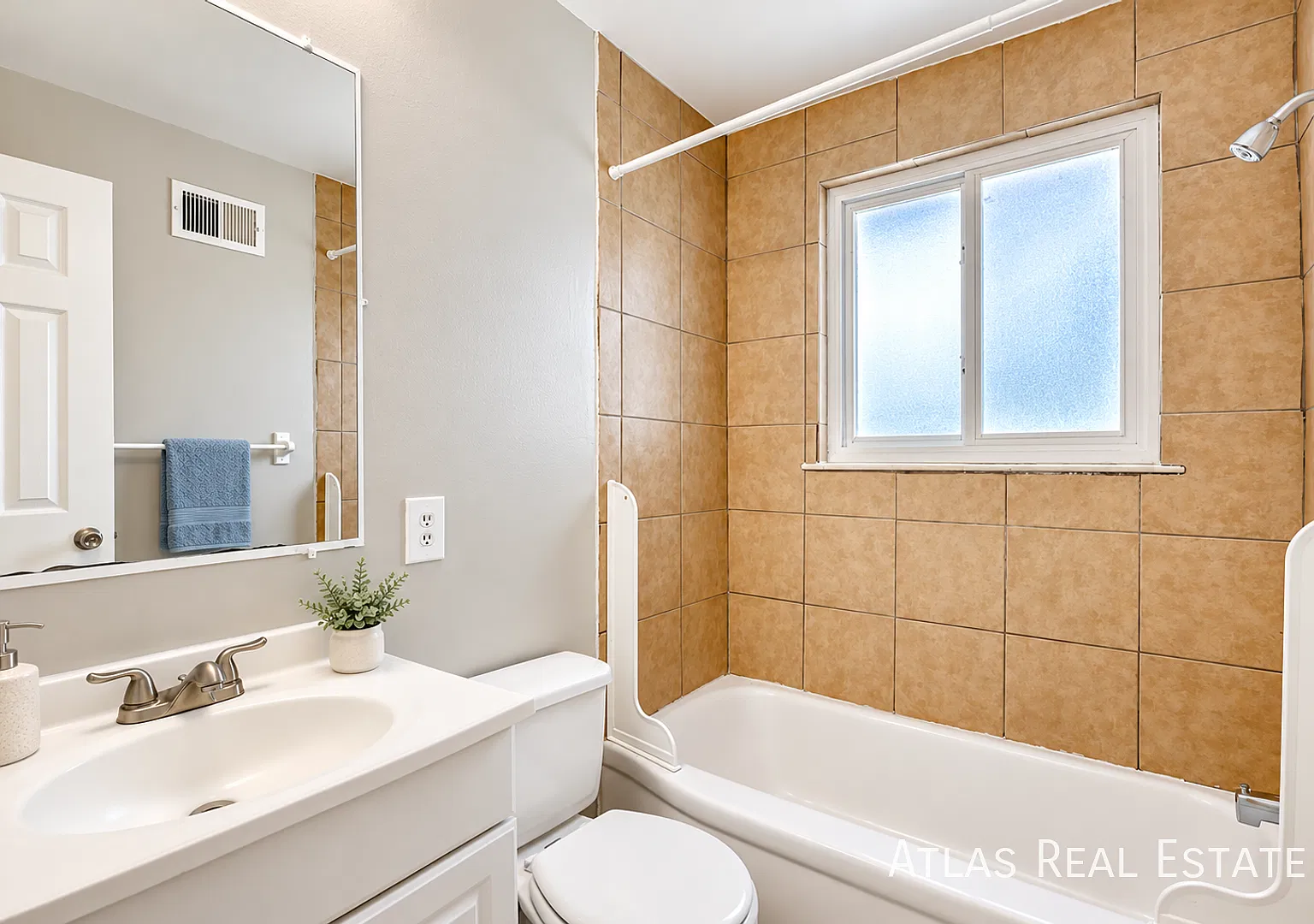 New - 5 Weeks Free! Upper-Level 1 Bedroom With In-Unit Laundry — Photo 3