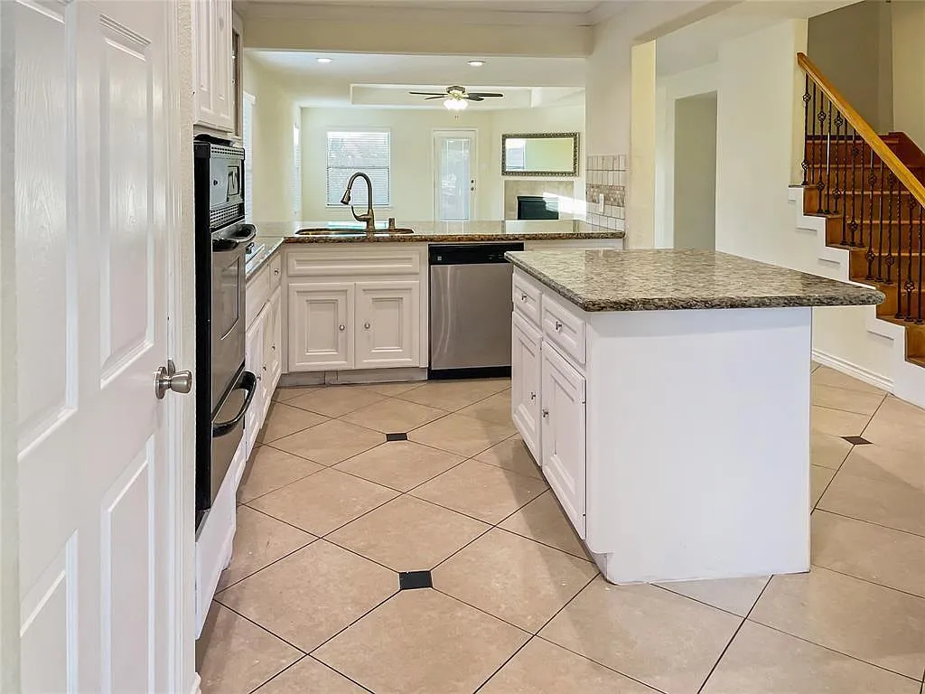4 bed, 2.5 bath, 2761 sqft, $2,300 — Photo 3