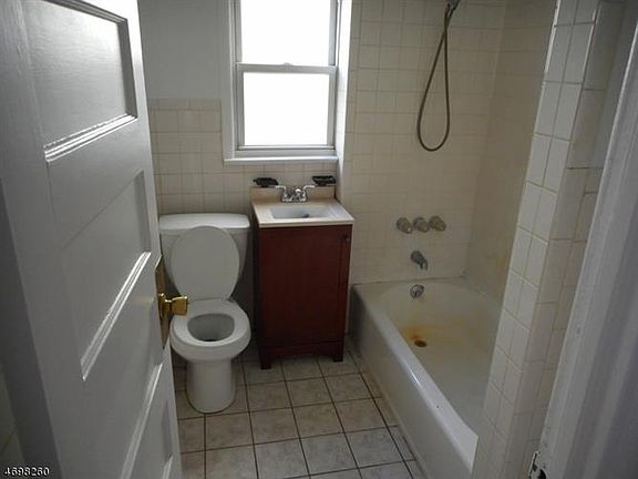 5th image of 393 No Grove St