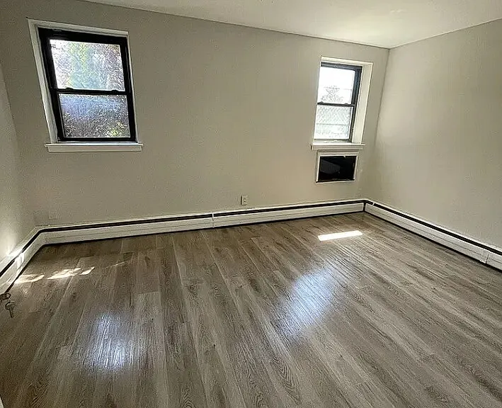 903 E Cliveden St — Photo 2