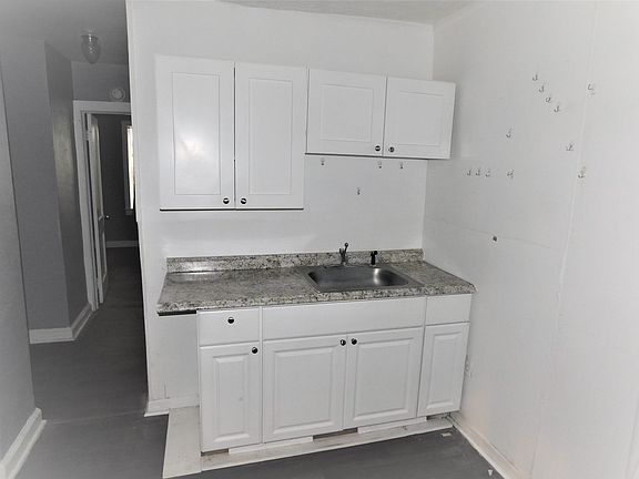 4th image of 131 W 23rd St