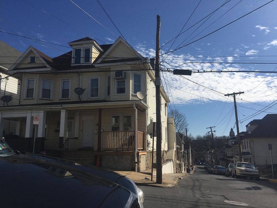 Front of corner down stairs apartment