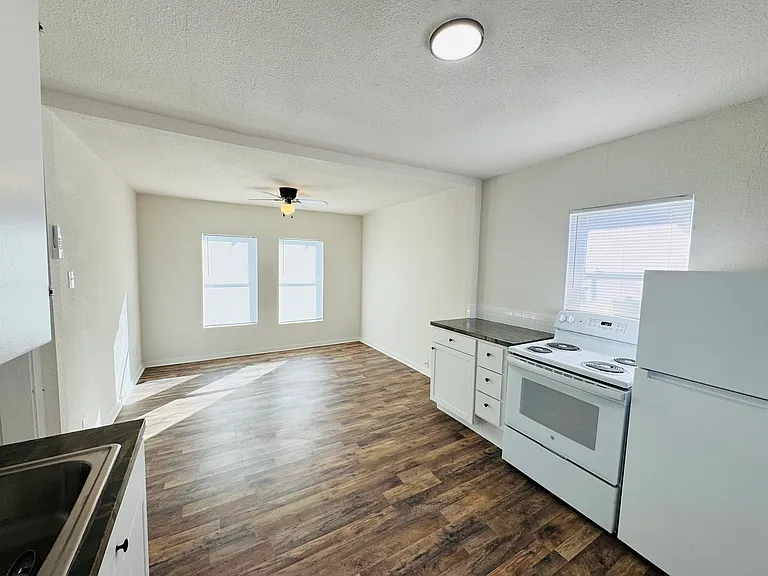 1133 1/2 W Lynwood Ave #R — Photo 4