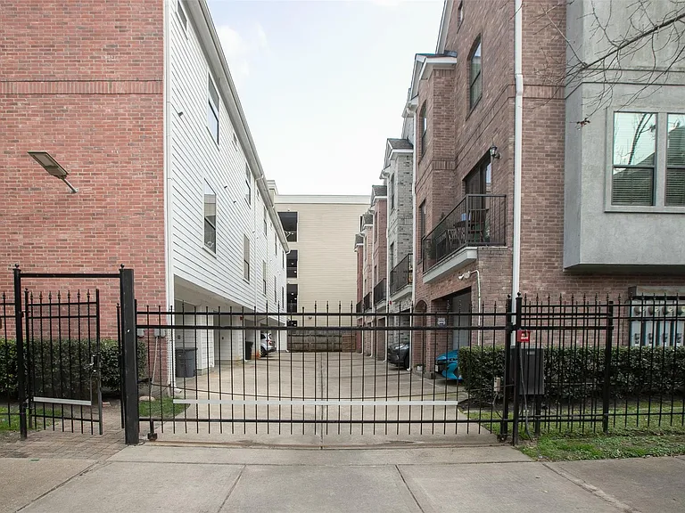 202 McGowen St #F — Photo 4