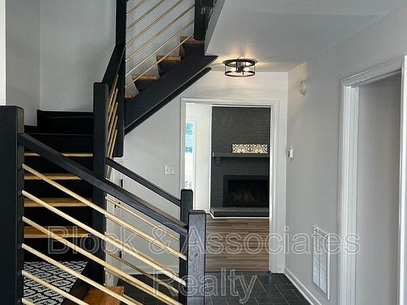 3rd image of 214 Kelso Ct