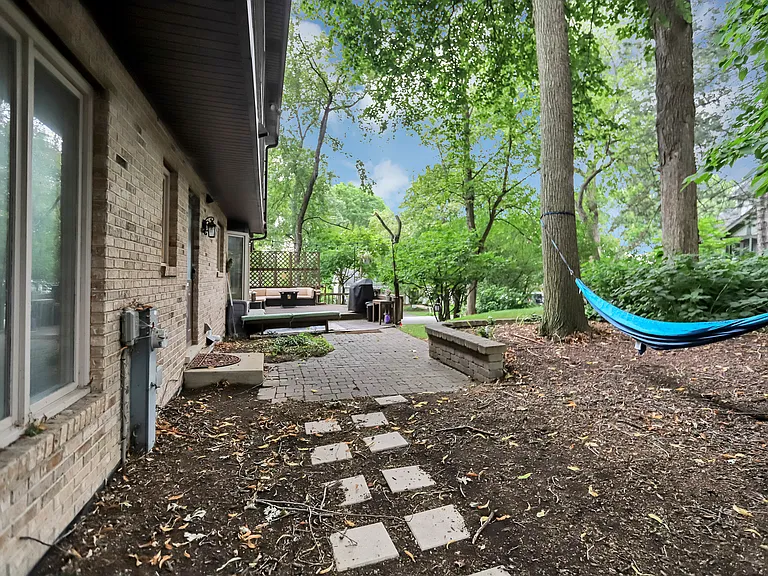 985 Chapel Ct N — Photo 45