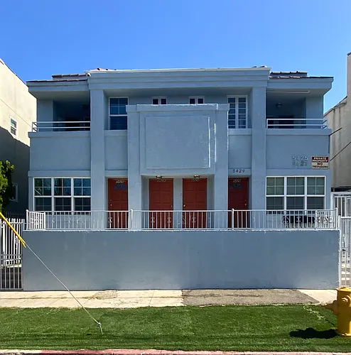 5429 1/4 Harold Way Photo 1