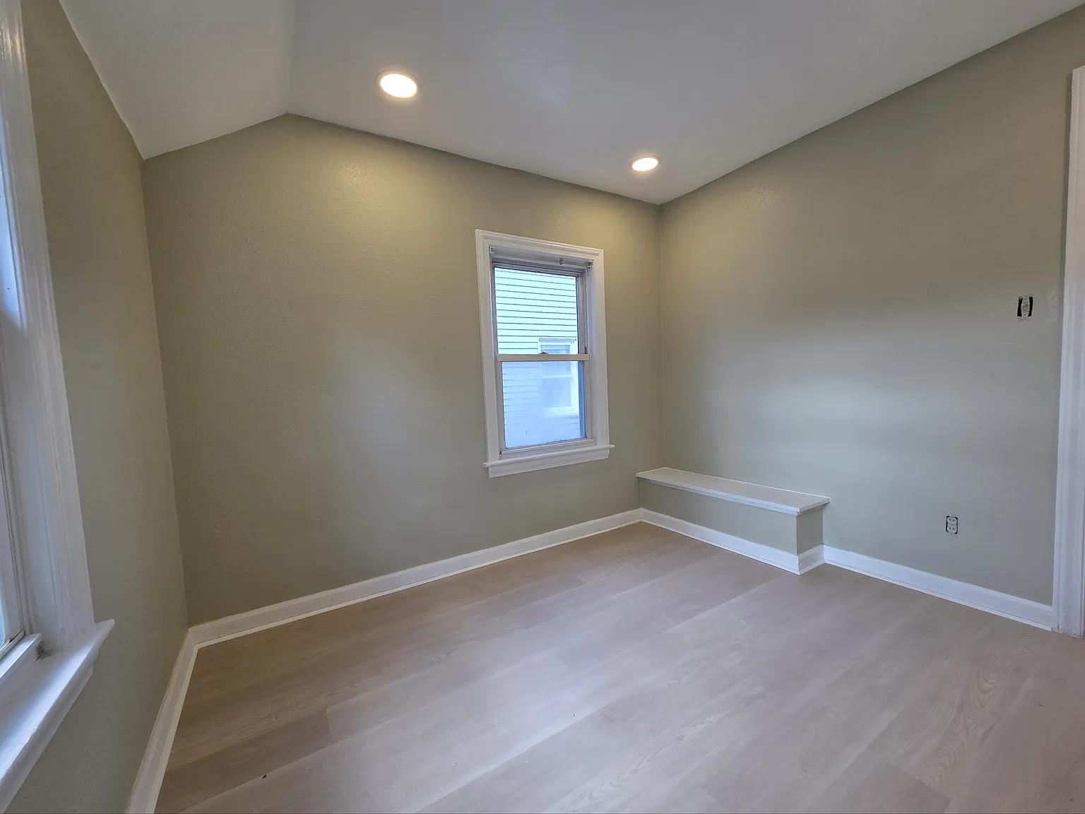4 bed, 1.5 bath, 1800 sqft, $2,095 — Photo 3