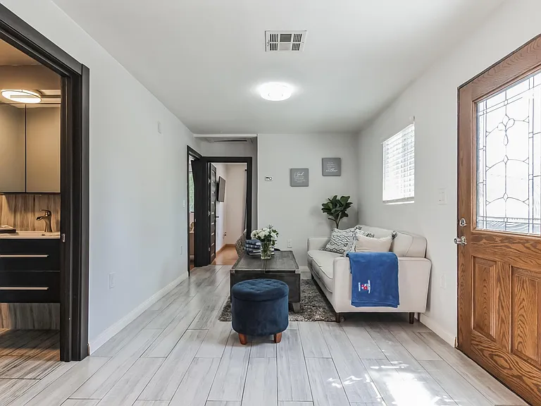 10304 Marcus Ave — Photo 10