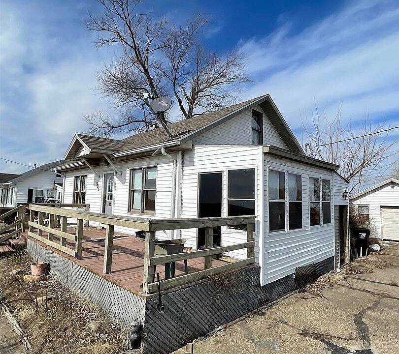 2nd image of 905 E Main St