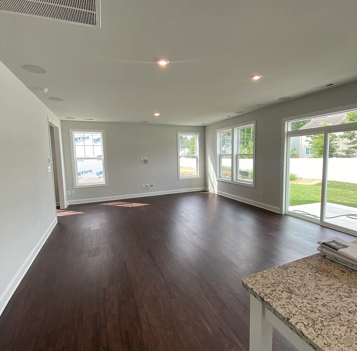 4 bed, 2.5 bath, 2354 sqft, $3,200 — Photo 4