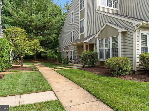2nd image of 1301 Yarmouth Ln