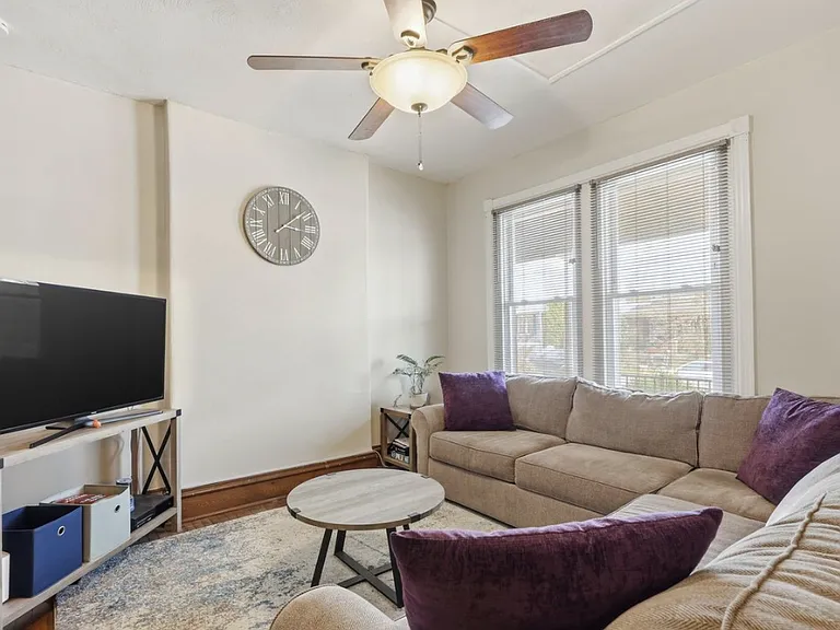 1423 Locust St — Photo 4