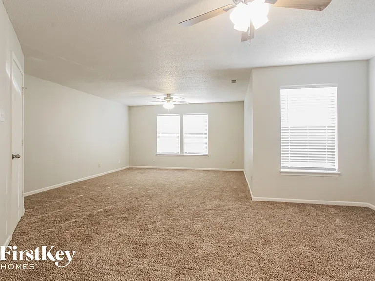 2310 Amberleigh Dr — Photo 7