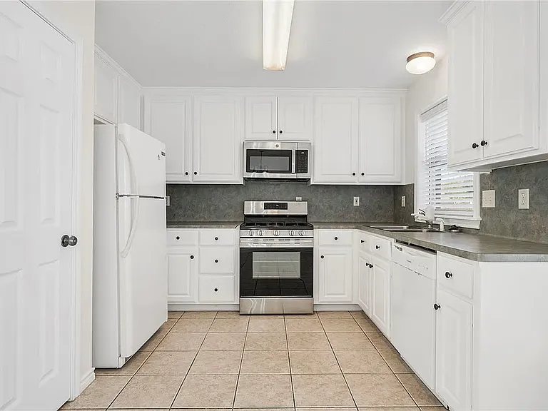 1604 Winfield Ct — Photo 3